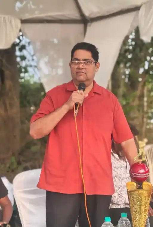 Aleixo Reginaldo Lourenco addressing a community gathering in Curtorim